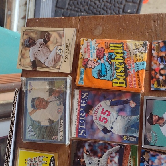 Assorted Baseball Trading Cards Collection - Picture 3 of 5
